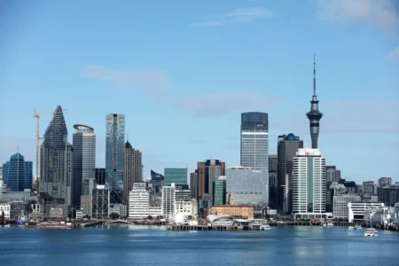 New Zealand’s Economic Woes Drive Record Exodus to Australia