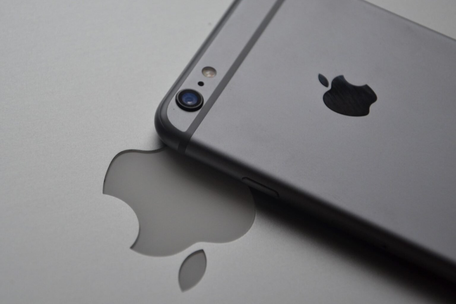 Trump Warns Apple Over Making iPhones in India