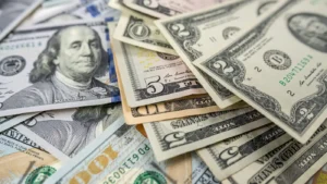 US Dollar Slips as Tariff Deadline Nears, Trade Concerns Rise