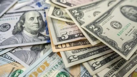 US Dollar Slips as Tariff Deadline Nears, Trade Concerns Rise