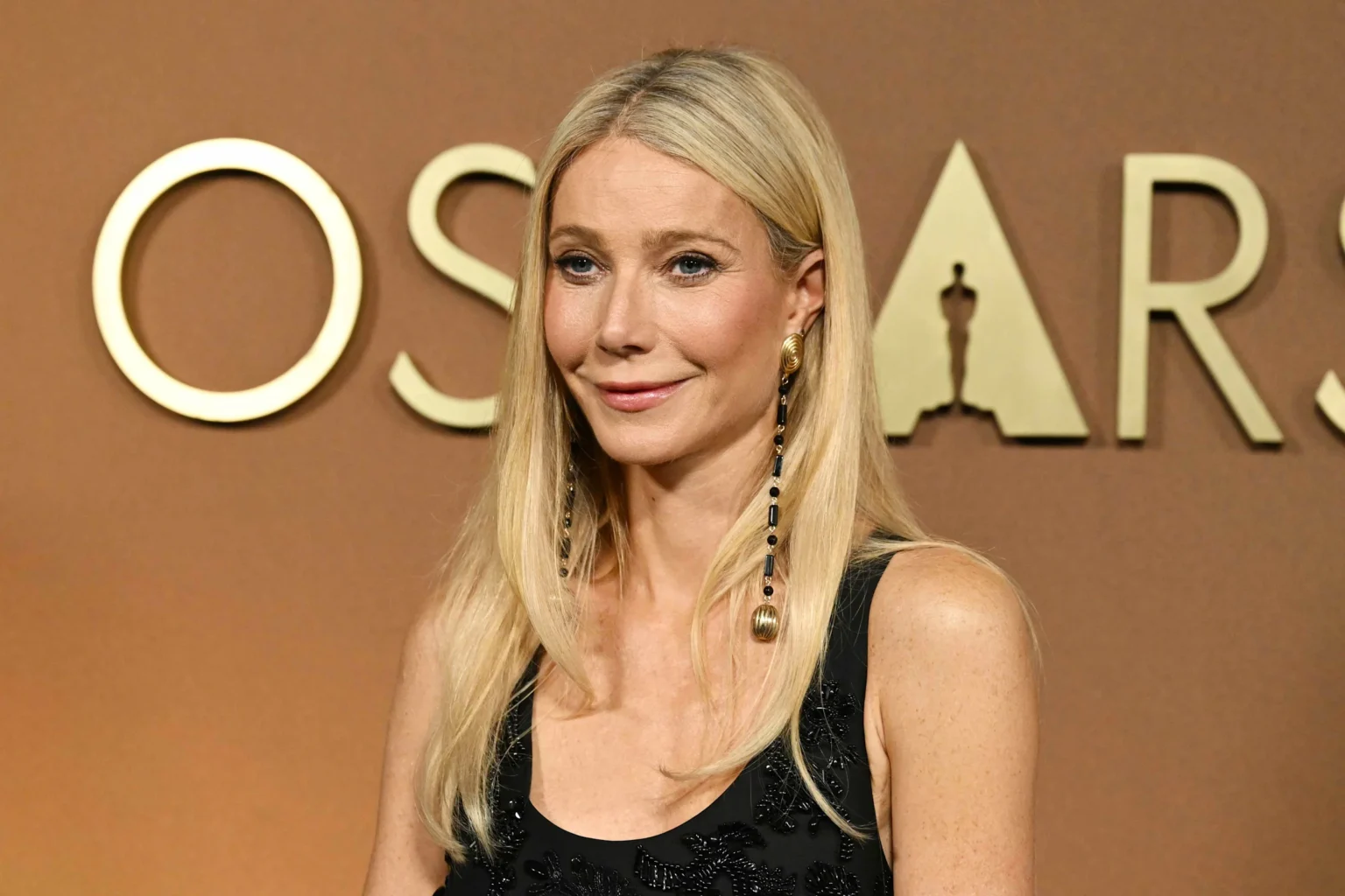 Gwyneth Paltrow Stuns in Colorful Halter Dress Gwyneth Paltrow Stuns in Colorful Halter Dress