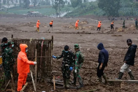 Indonesia Landslide: 32 Missing, Death Toll 34 Indonesia Landslide: 32 Missing, Death Toll 34