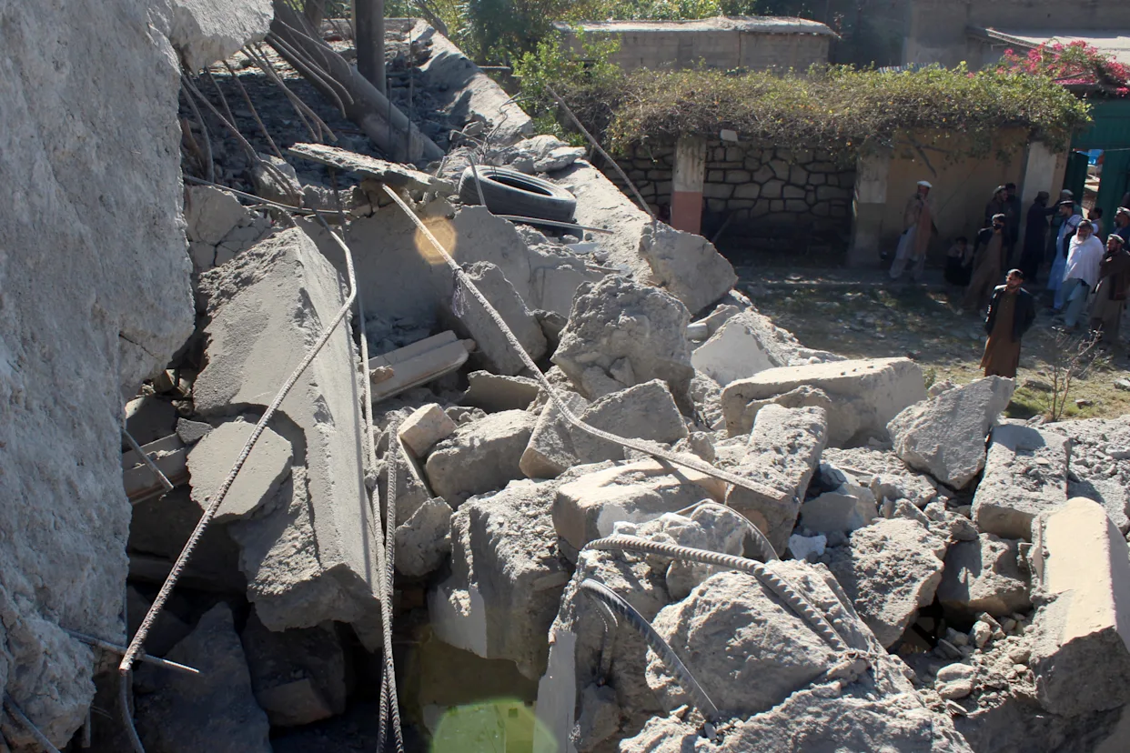 Pakistan Strikes Afghan Targets Amid Border Tensions, Dozens Affected Pakistan Strikes Afghan Targets Amid Border Tensions, Dozens Affected