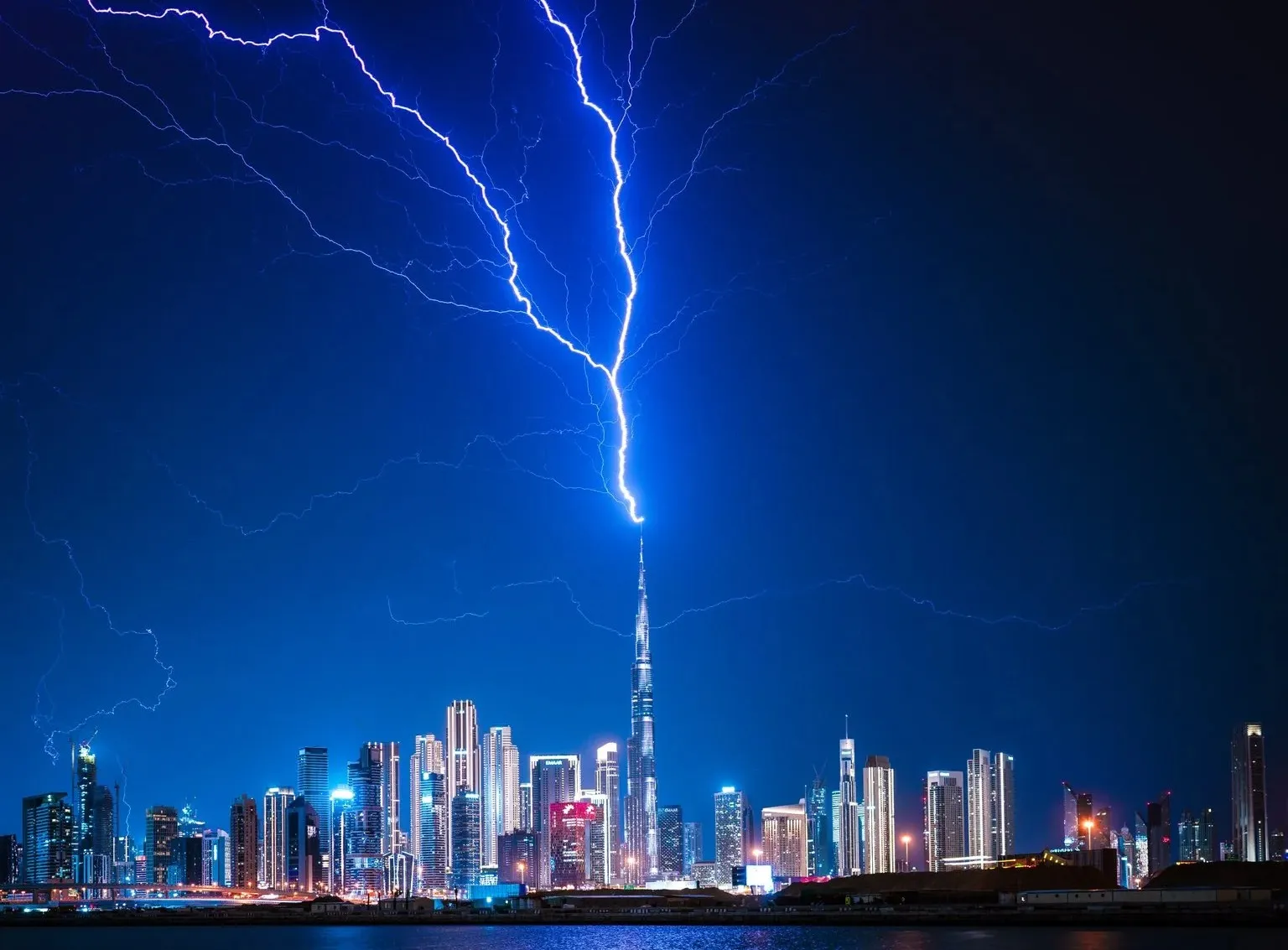 Dubai’s Burj Khalifa Hit by Stunning Lightning Strike Dubai’s Burj Khalifa Hit by Stunning Lightning Strike