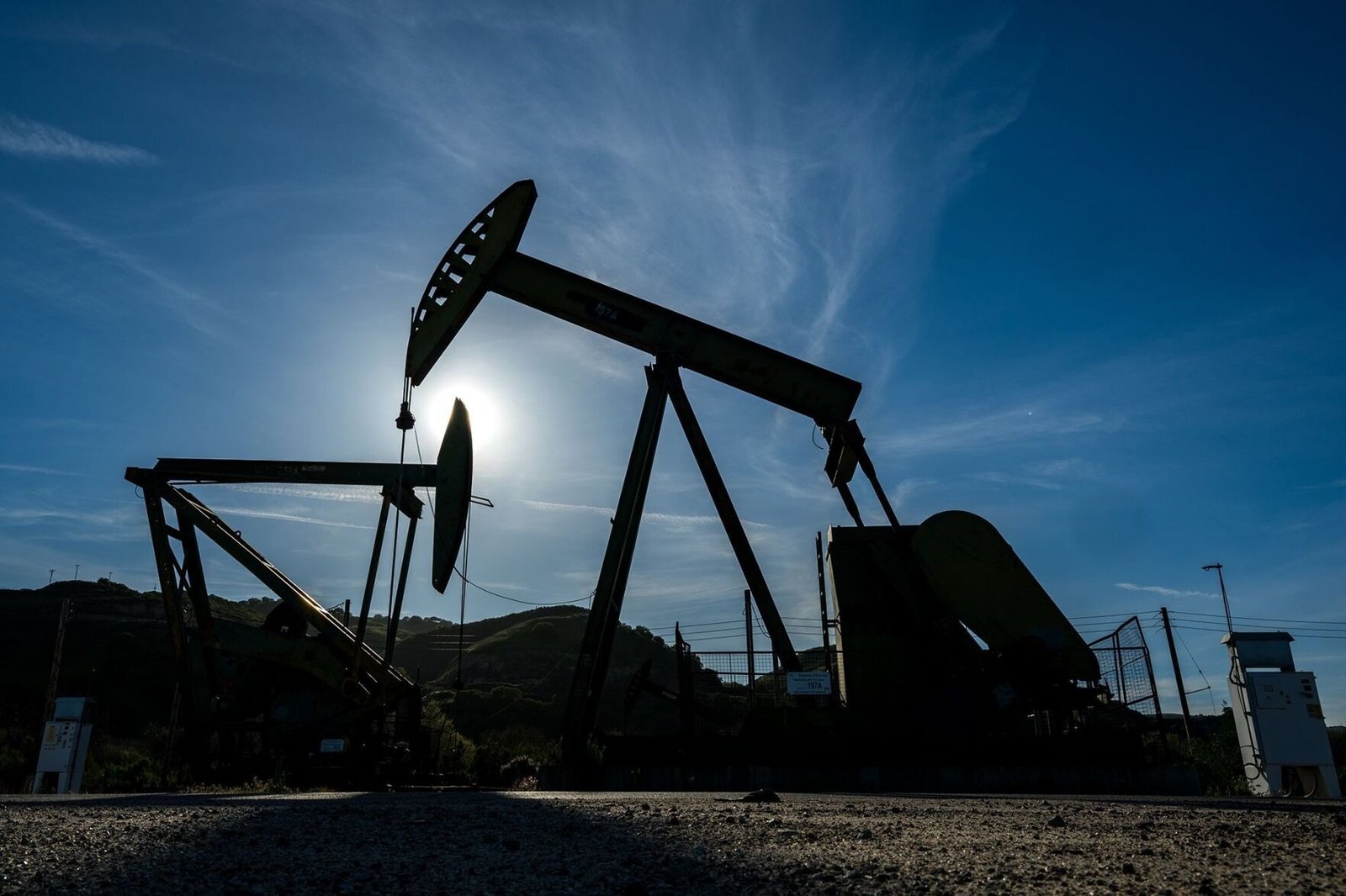 Global Oil Price Pressure Persists Amid Regional Tensions