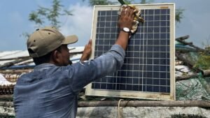 Solar Kits in Refugee Camps Support Daily Life
